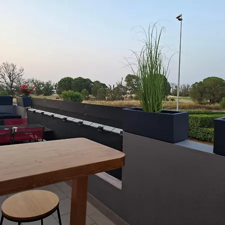 Avec Place De Parking Et Acces Piscine Privee דירה